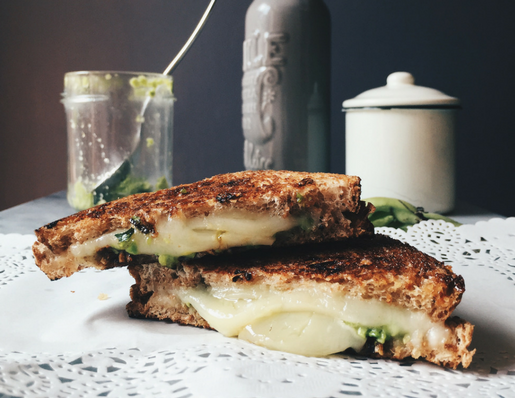 grilled cheese sandwich con fave e pecorino