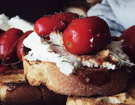 bruschette sfiziose: spiedini di pomodorini grigliati e ricotta