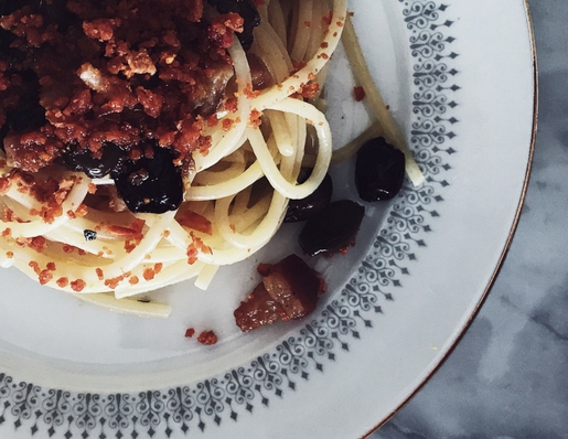 pasta con pancetta, pomodori secchi e pangrattato